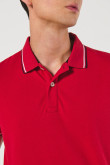 Camiseta unicolor polo con rayas en cuello y puños