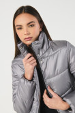 Chaqueta acolchada gris con bolsillos, capota y cuello alto