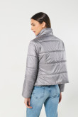 Chaqueta acolchada gris con bolsillos, capota y cuello alto