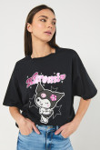 Camiseta oversize negra con diseño de Kuromi y manga corta