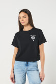 Camiseta negra crop top con diseño college de tenis