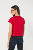 Camiseta roja oscura cuello redondo con arte de Mafalda