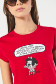 Camiseta roja oscura cuello redondo con arte de Mafalda