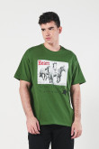 Camiseta verde oscura oversize con estampados vaqueros