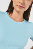 Camiseta ajustada en rib unicolor con cuello redondo