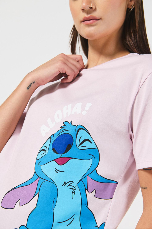 Camiseta cuello redondo rosada con diseno de Lilo Stitch