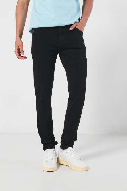 Jean tipo skinny negro con ajuste ceñido y tiro bajo