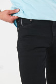 Jean tipo skinny negro con ajuste ceñido y tiro bajo