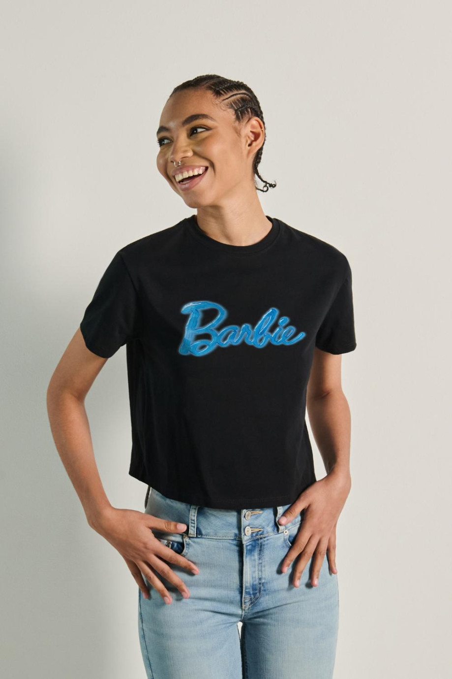 Camiseta crop top unicolor con estampado de Barbie