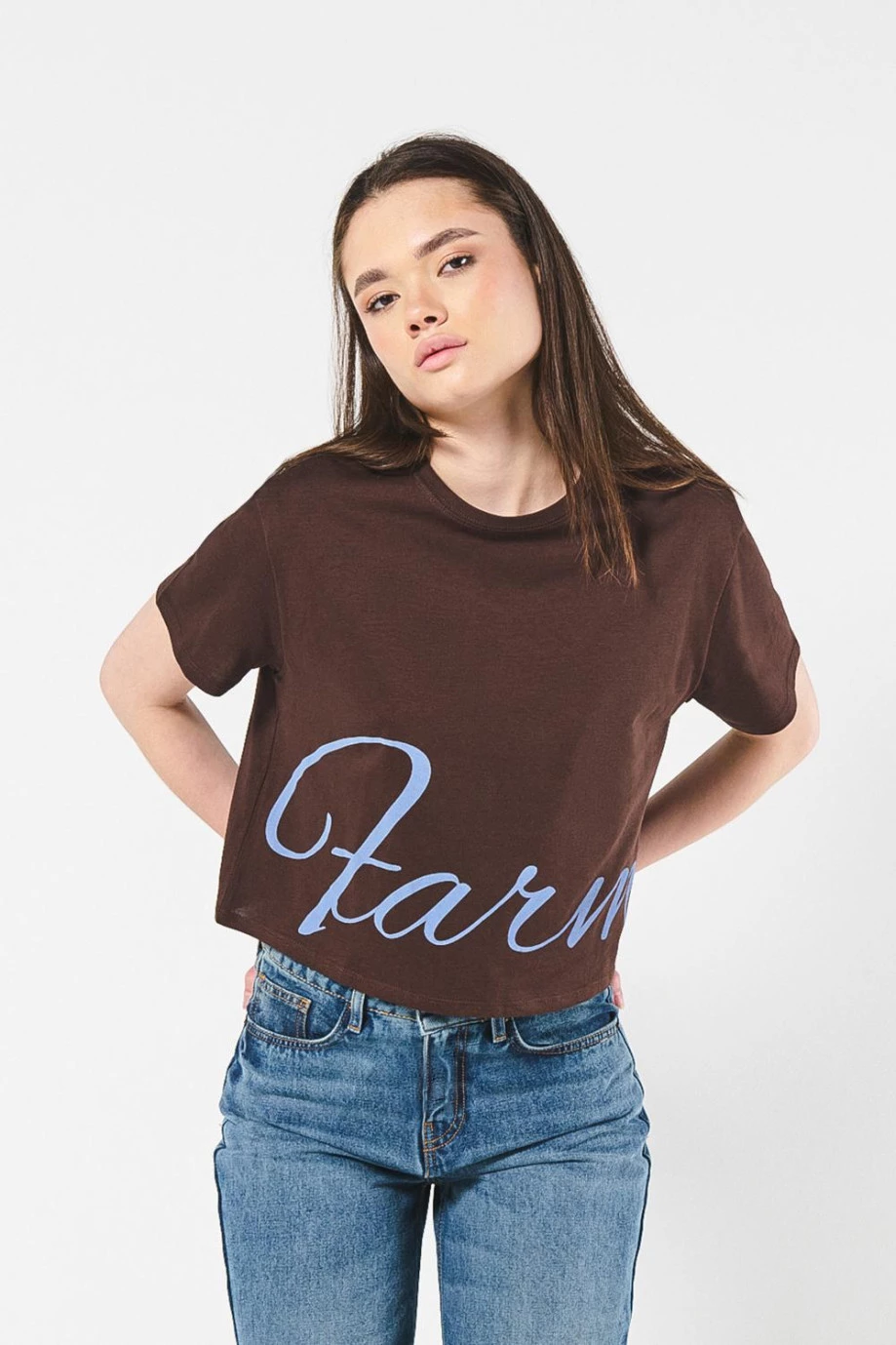 Camiseta café oscura crop top con texto azul en frente