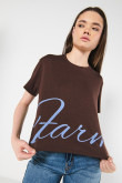 Camiseta café oscura crop top con texto azul en frente