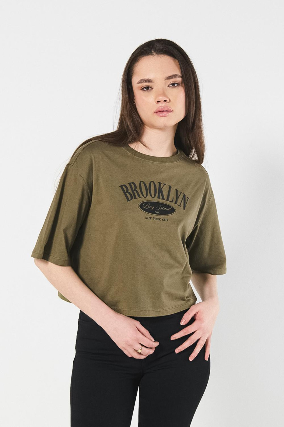 Camiseta verde crop top oversize con texto college negro