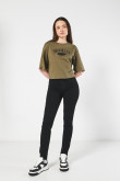 Camiseta verde crop top oversize con texto college negro