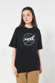 Camiseta oversize manga corta negra con arte de NASA