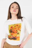 Camiseta crop top crema oversize con diseño artístico floral