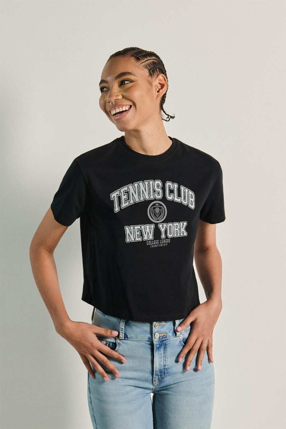 Camiseta unicolor crop top con texto college deportivo