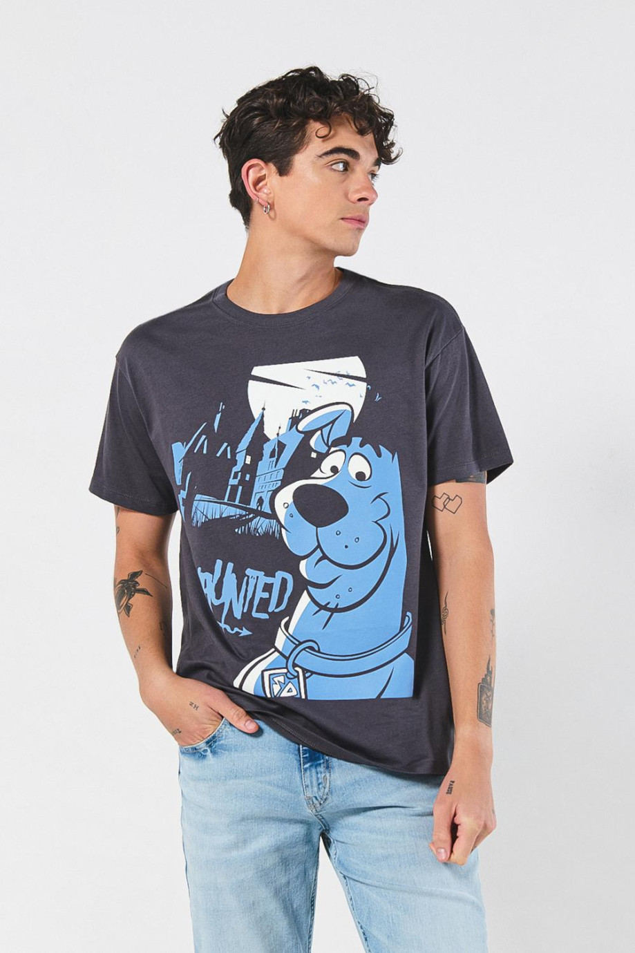 Camiseta gris con estampado de Scooby-Doo y manga corta