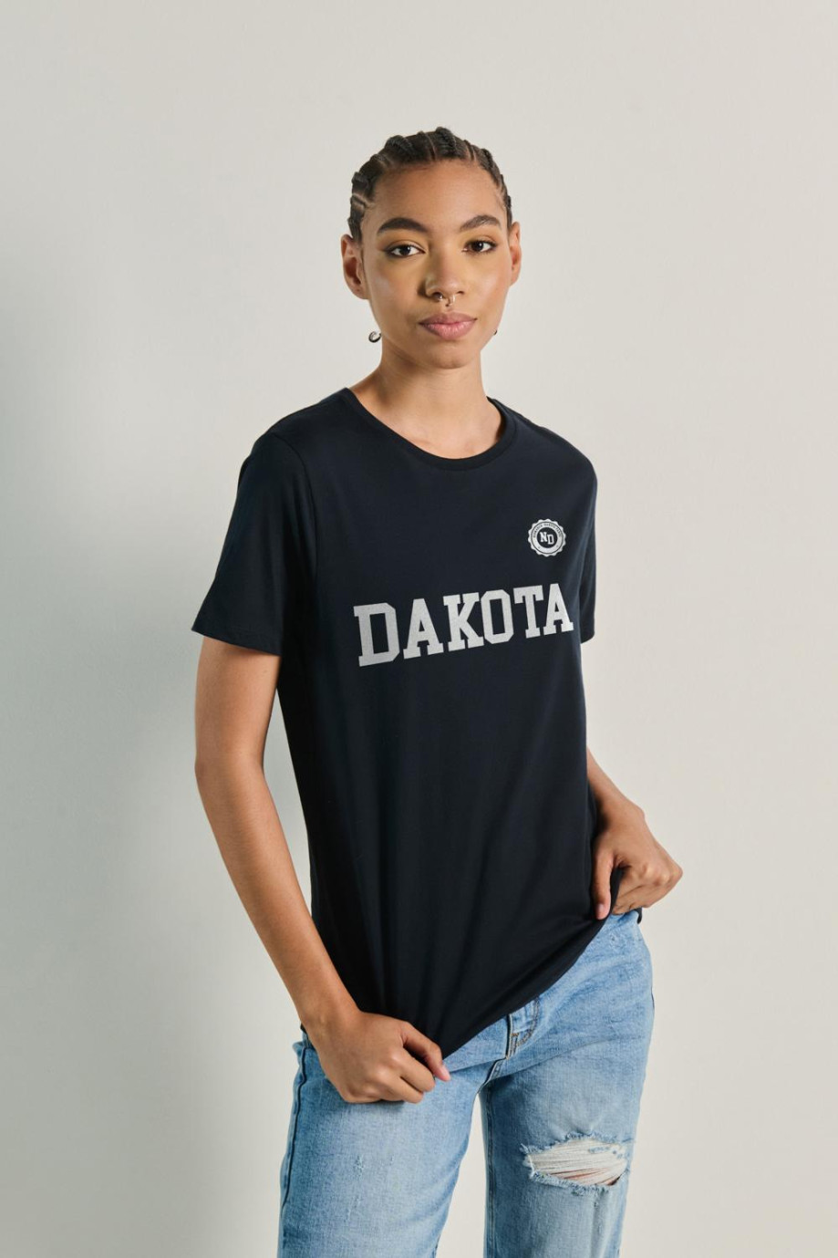 Camiseta unicolor con texto college de Dakota y manga corta