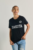 Camiseta unicolor con texto college de Dakota y manga corta