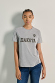 Camiseta unicolor con texto college de Dakota y manga corta