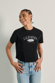 Camiseta crop top unicolor con texto college de California