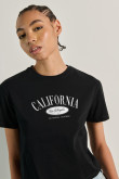 Camiseta crop top unicolor con texto college de California