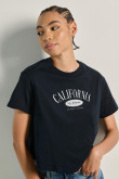 Camiseta crop top unicolor con texto college de California