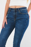 Jean push up azul oscuro con realce posterior y tiro alto