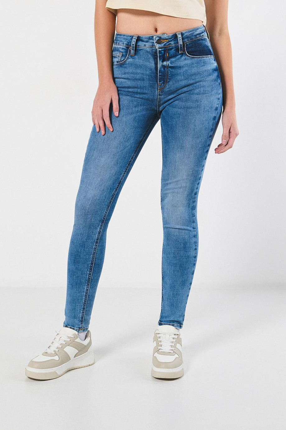 Jean jegging tiro alto azul ajustado con desgastes sutiles