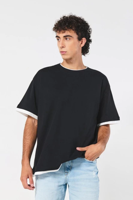 Camiseta unicolor para hombre oversize contrastes en mangas, bajo y cuello