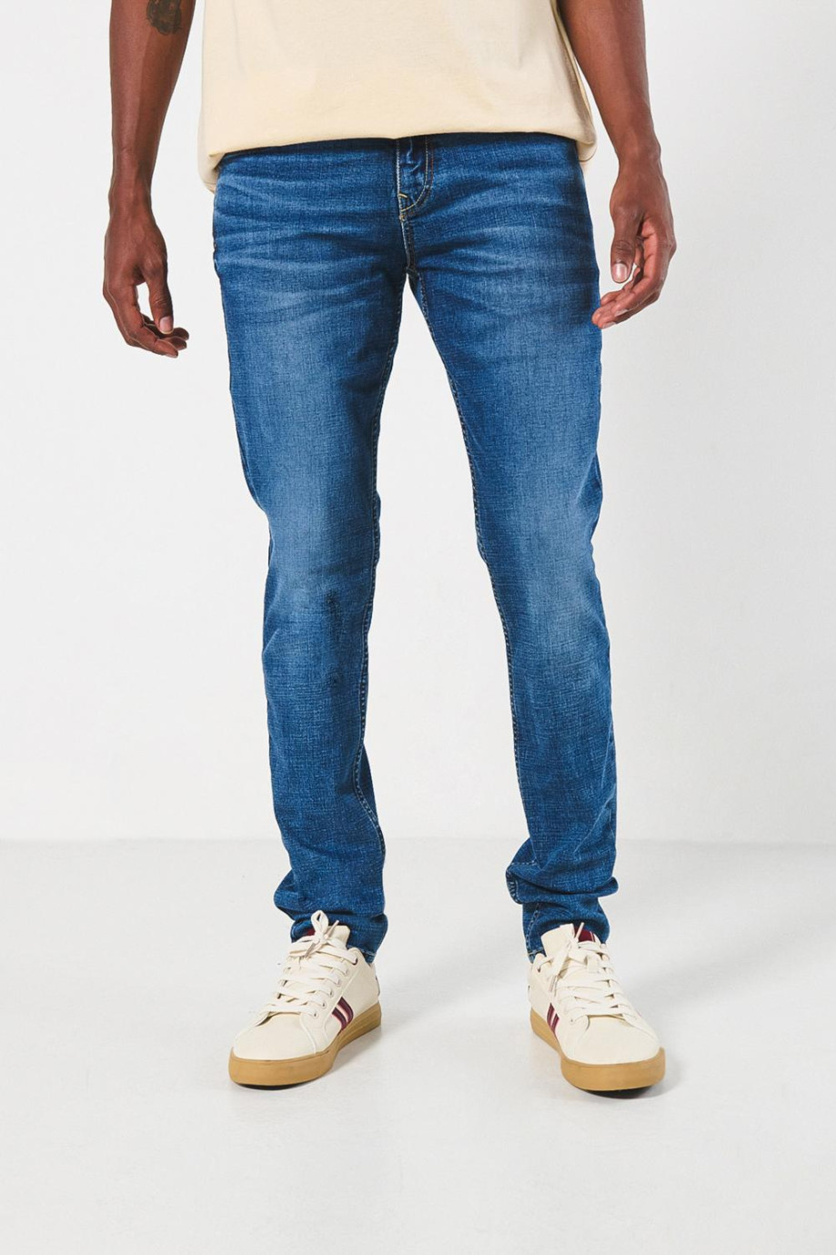 Jean tiro bajo skinny azul claro ceñido con desgastes