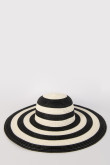 Sombrero negro con ala ancha y diseños de franjas blancas