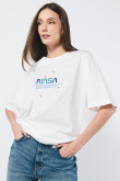 Camiseta femenina fit super oversize manga corta, con estampado en frente de Nasa.