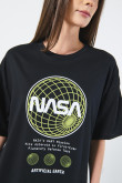 Camiseta femenina fit super oversize manga corta, con estampado en frente de Nasa.