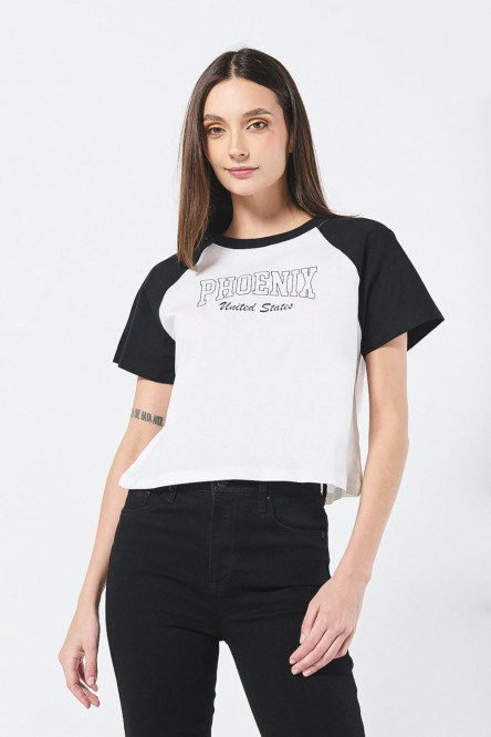 Camiseta manga ranglan crema con texto college en frente