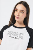 Camiseta manga ranglan crema con texto college en frente