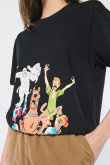 Camiseta negra con diseños de Scooby-Doo y manga corta