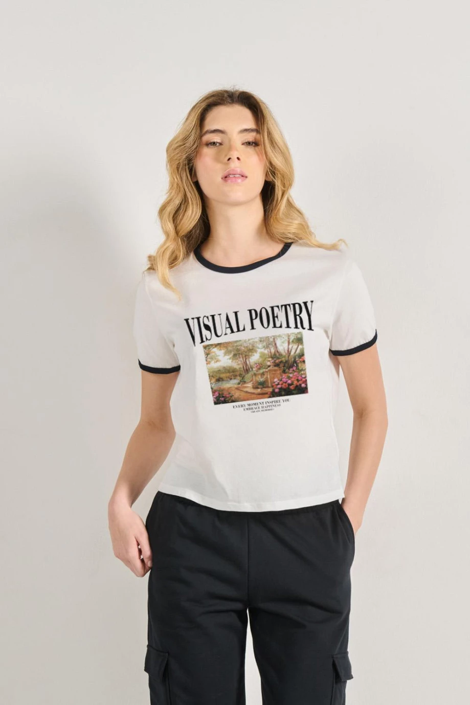 Camiseta unicolor con paisaje artístico y manga corta