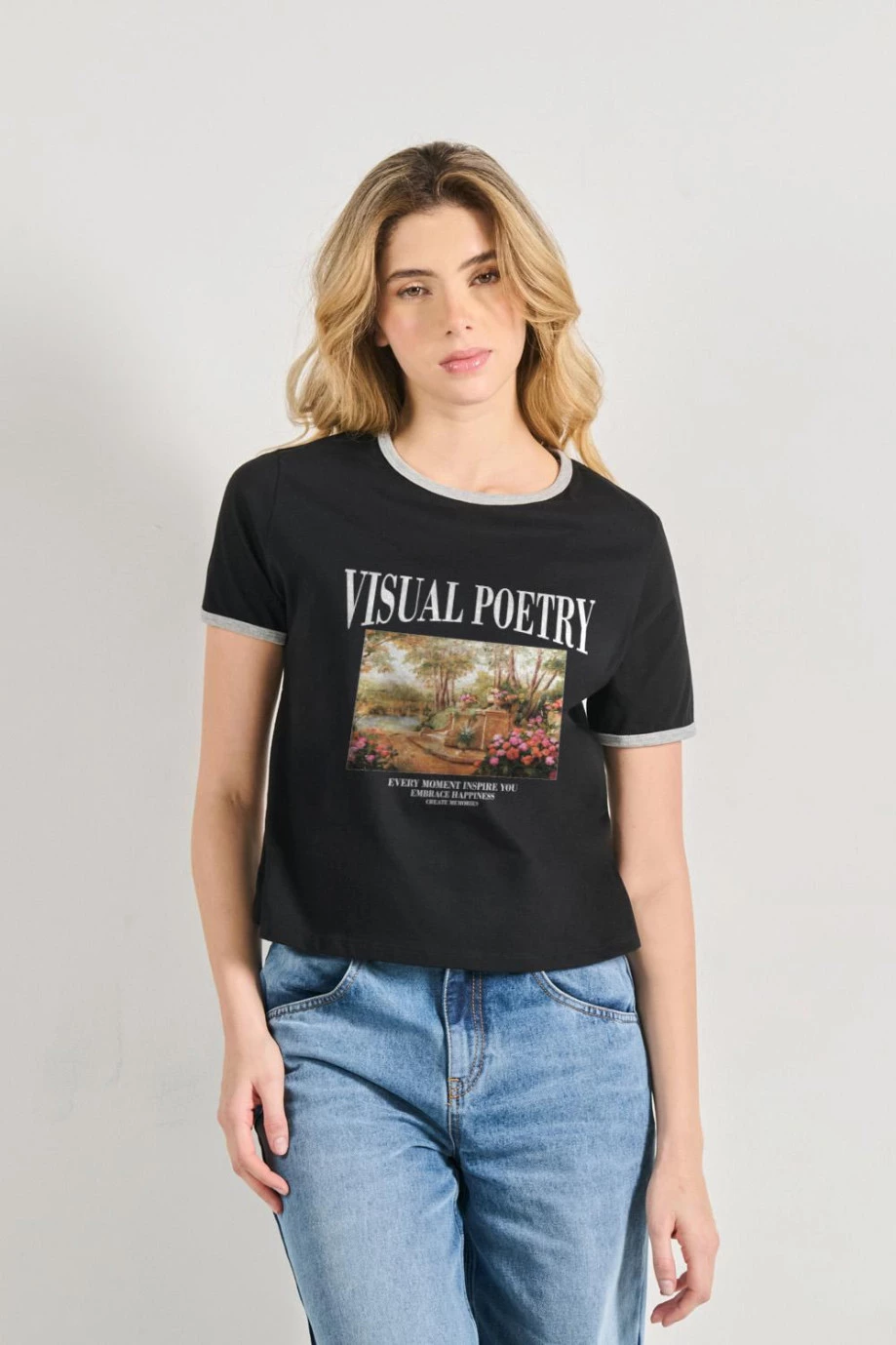 Camiseta unicolor con paisaje artístico y manga corta