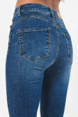 Jean push up azul oscuro con tiro alto y realce posterior