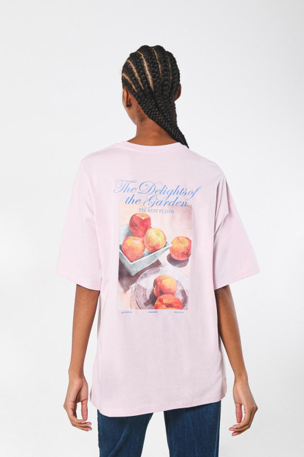 Camiseta oversize rosada con diseño frutal artístico