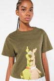 Camiseta verde oscura crop top con diseño de Scooby-Doo