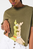 Camiseta verde oscura crop top con diseño de Scooby-Doo