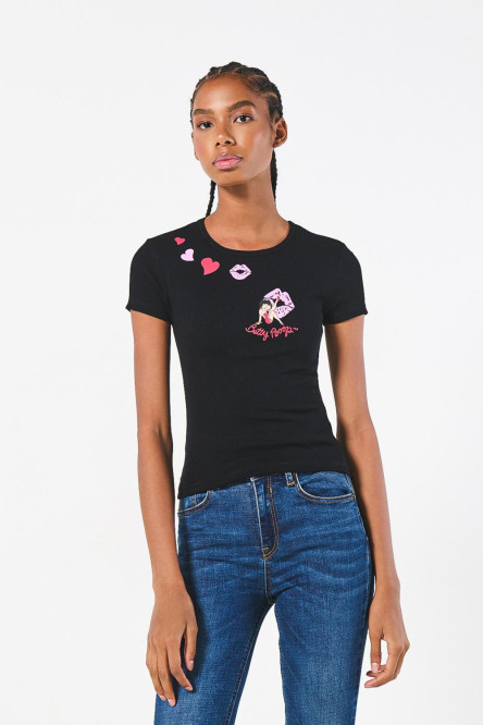 Camiseta crop top negra con diseño de Betty Boop