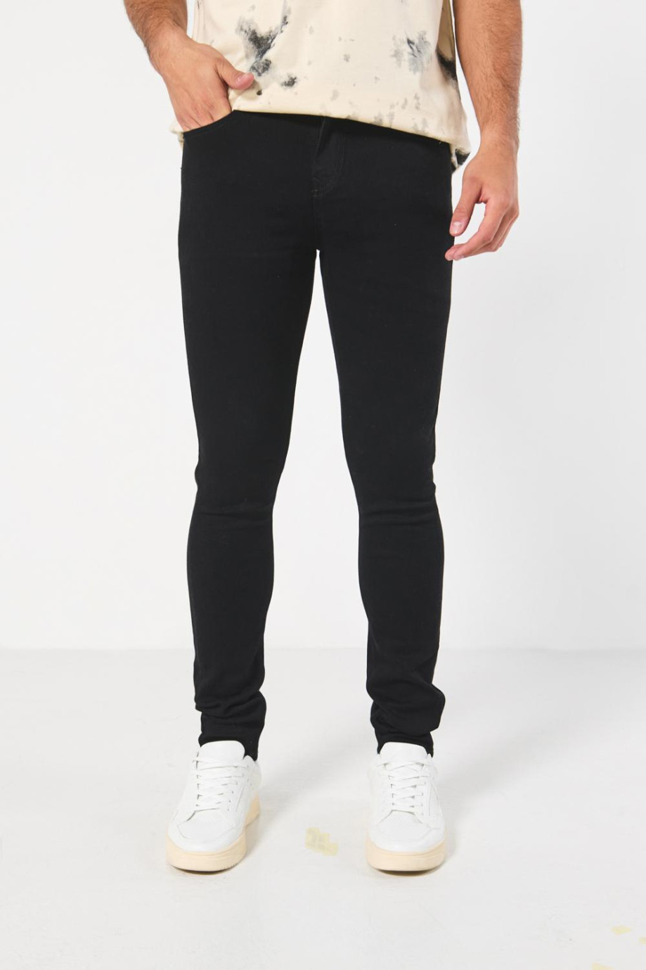 Jean súper skinny ceñido negro con tiro bajo y bolsillos