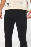 Jean súper skinny ceñido negro con tiro bajo y bolsillos