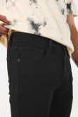 Jean súper skinny ceñido negro con tiro bajo y bolsillos