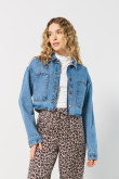 Chaqueta oversize cropped de jean azul y bolsillos de parche