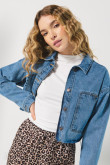 Chaqueta oversize cropped de jean azul y bolsillos de parche