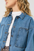 Chaqueta oversize cropped de jean azul y bolsillos de parche